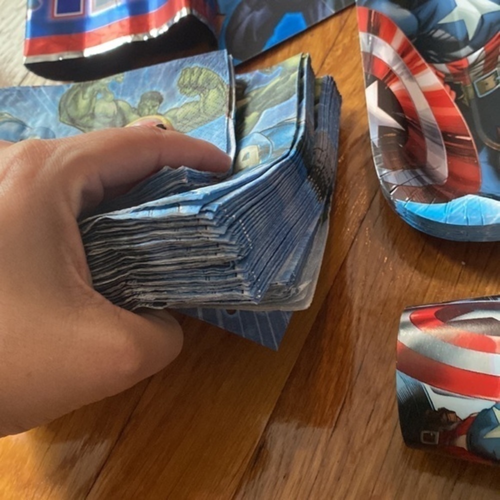 Small Avengers party supply lot 12 cups 15 large plates 7 small plates & napkins - Picture 4 of 5